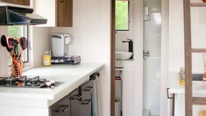 Cocina compacta con electrodomésticos pequeños